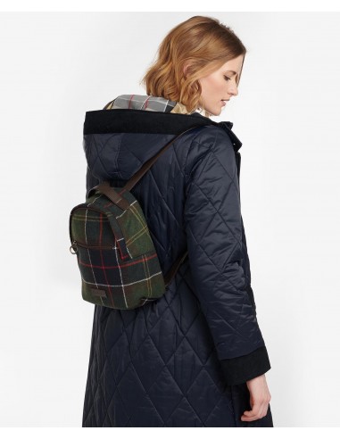 Barbour Caley Tartan Backpack - modelo luciendo la mochila en su espalda.