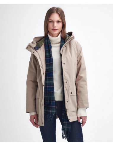 Barbour Winter Beadnell Waterproof Jacket color arena (prenda abierta en modelo)